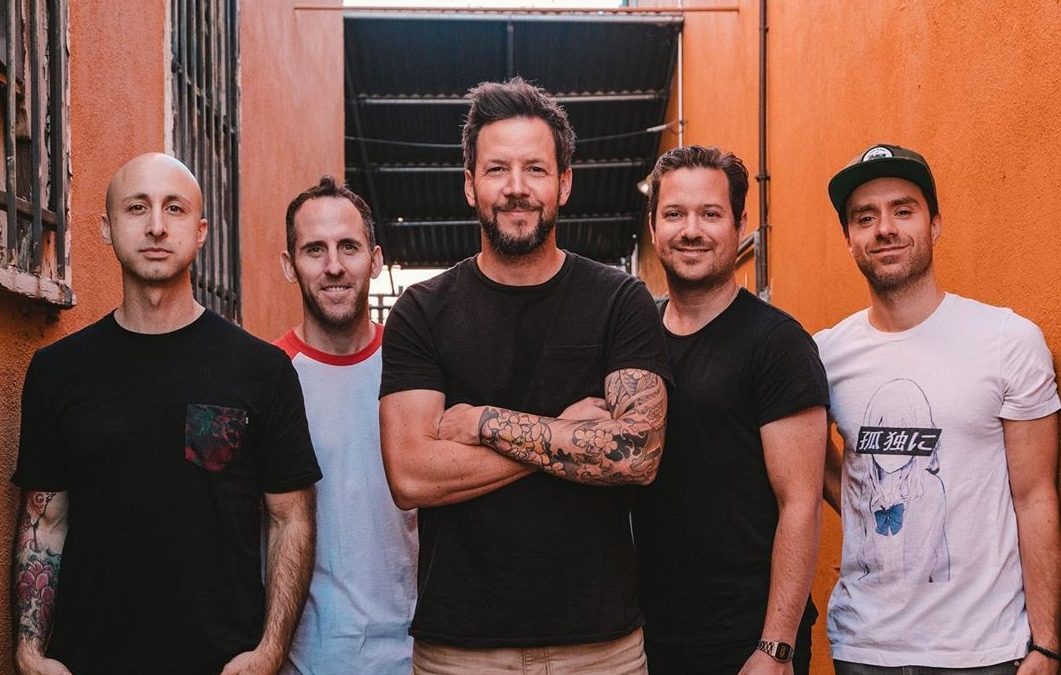 Simple Plan anuncia la salida de su bajista tras denuncias por acoso sexual