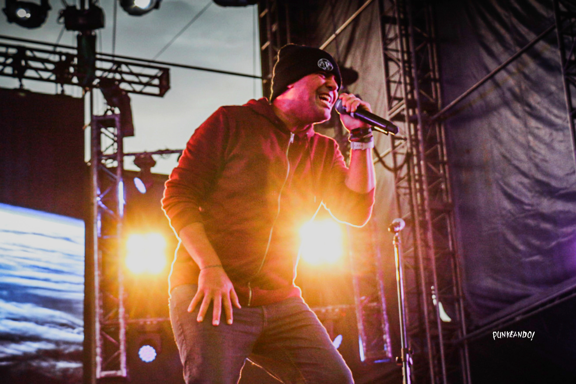 Dryden Mitchell es acusado de agresión