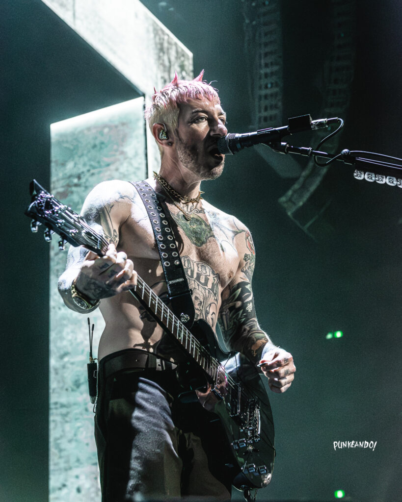 Avenged Sevenfold- Centre Bell -05