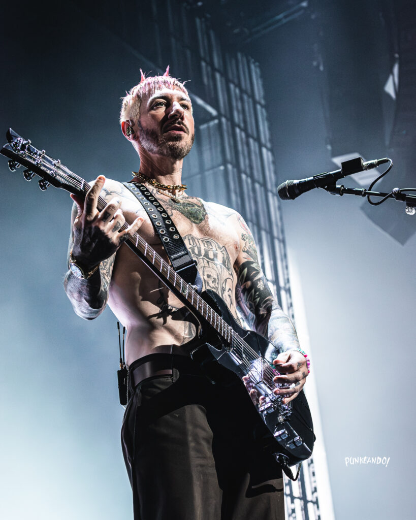 Avenged Sevenfold- Centre Bell -01