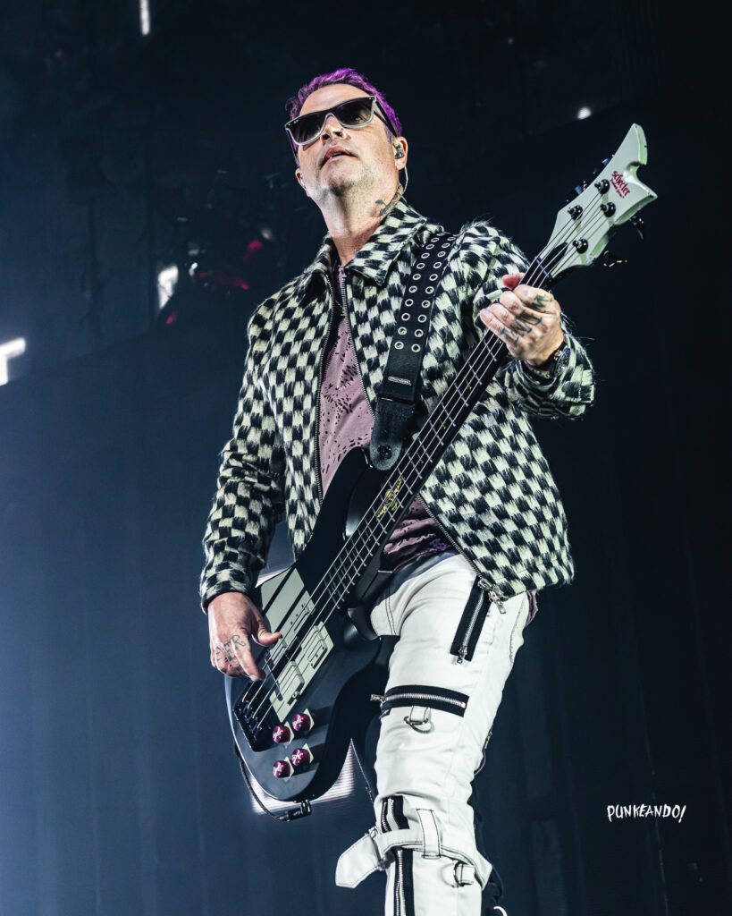 Avenged Sevenfold- Centre Bell -11