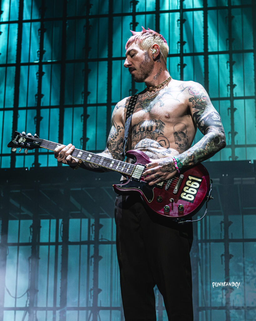 Avenged Sevenfold- Centre Bell -08