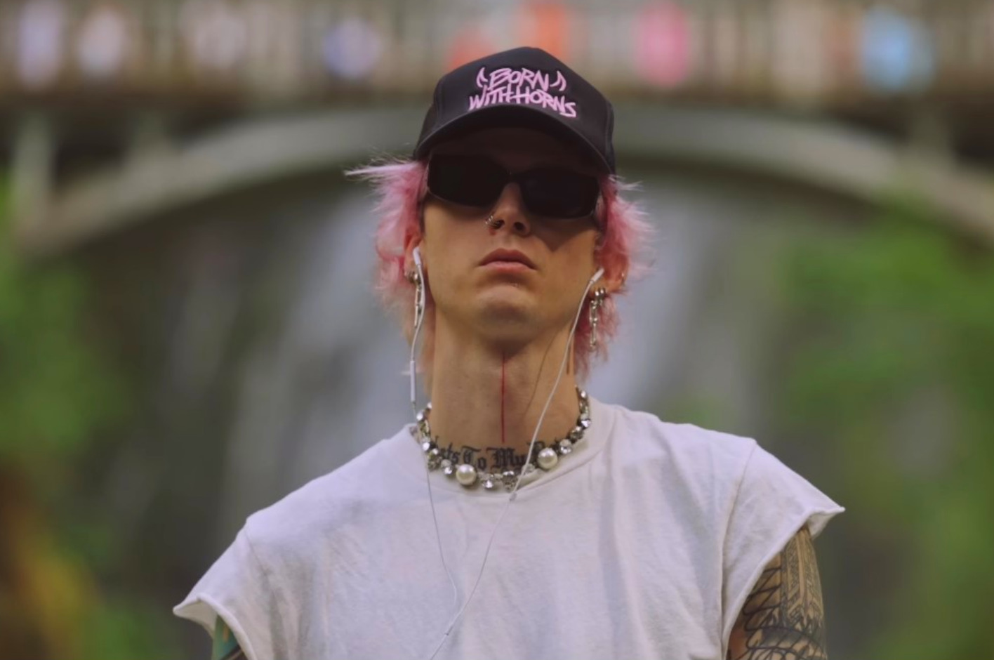 Machine Gun Kelly comparte el video de su nuevo sencillo, ‘9 Lives’