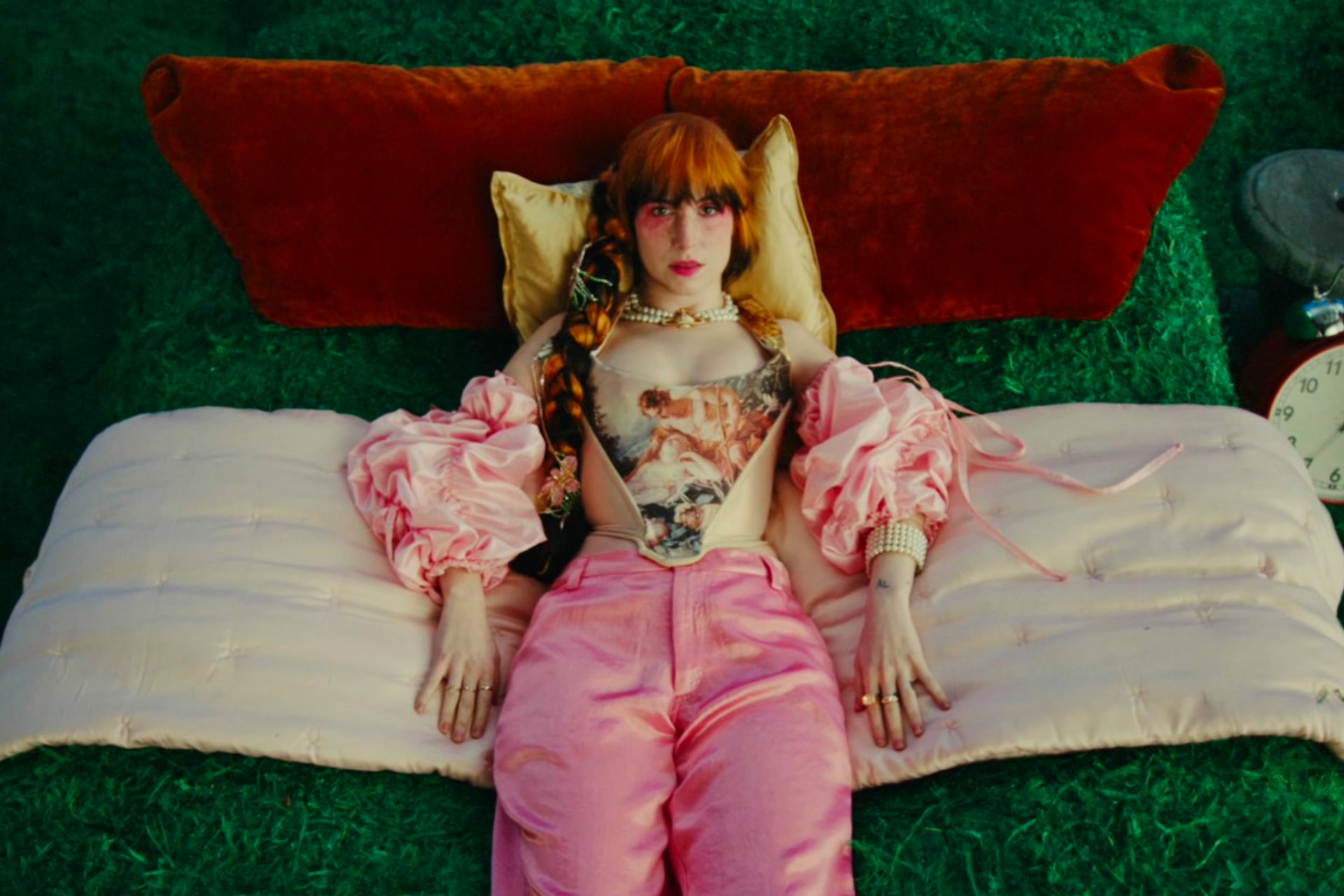 Paramore rinde tributo a Vivienne Westwood en el video de su nuevo sencillo, “Running Out of Time”