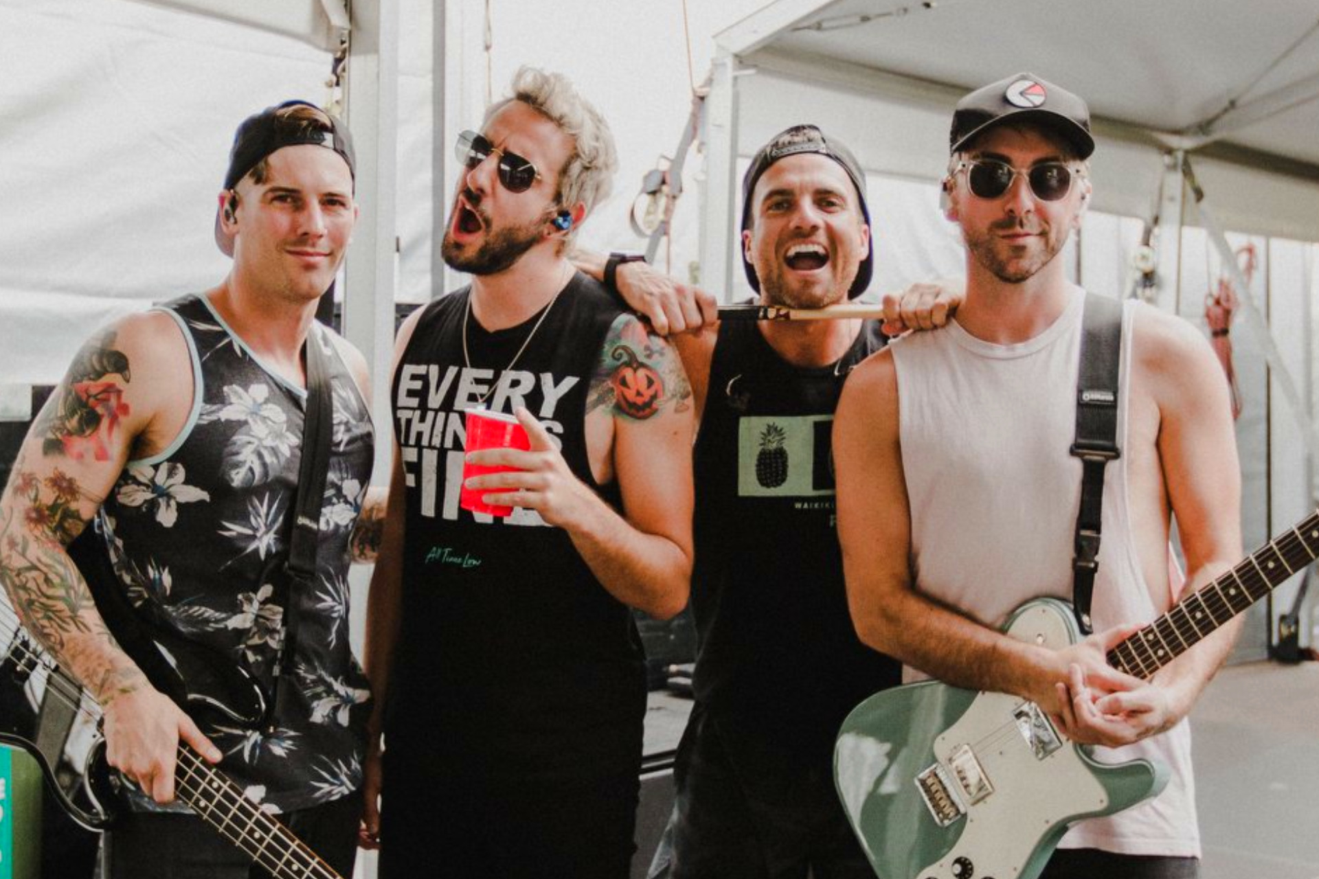 All Time Low revive la esencia del Warped Tour con “Calm Down (A Little Bit Louder Now)”