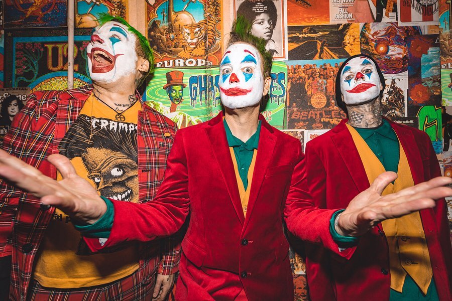 Blink 182 se disfraza de Joker durante presentación en Los Angeles
